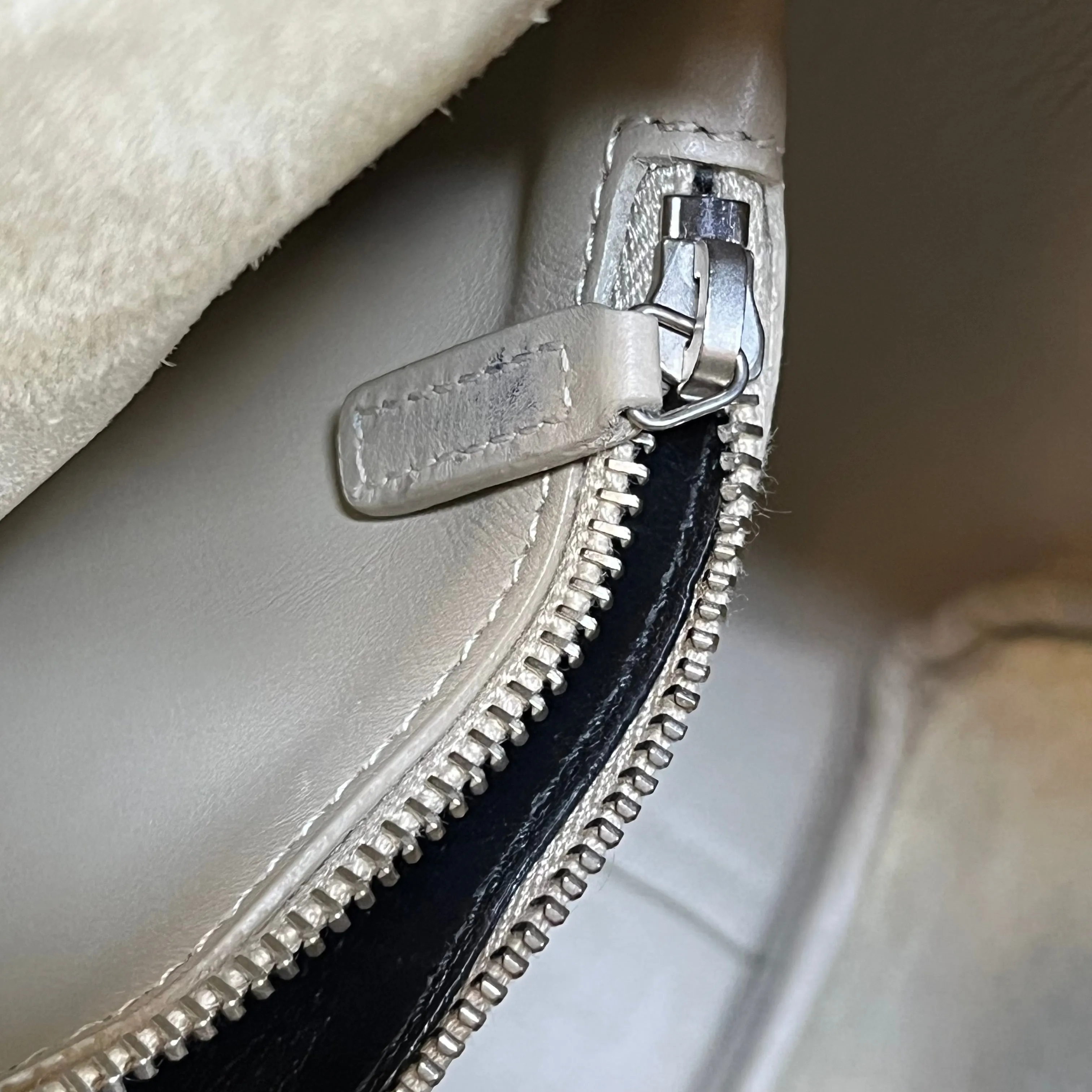 SAINT LAURENT Le 5 A 7 Beige Smooth Calfskin Shoulder Bag